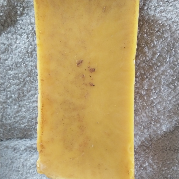 Raw, unfiltered bees wax, contains the propolis. - Picture 1 of 2